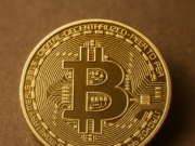 Bitcoin znovu koreluje so zlatom: rekordné XAU a BTC test 117 000 $